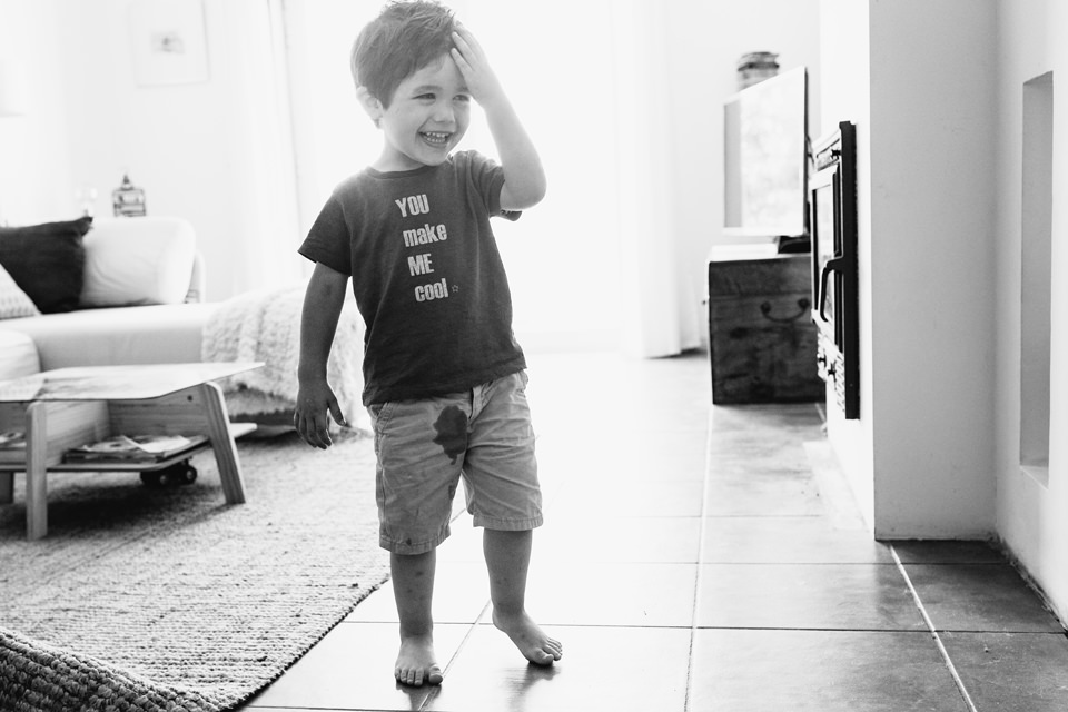 crianca a rir depois de ter feito xixi nas calcas